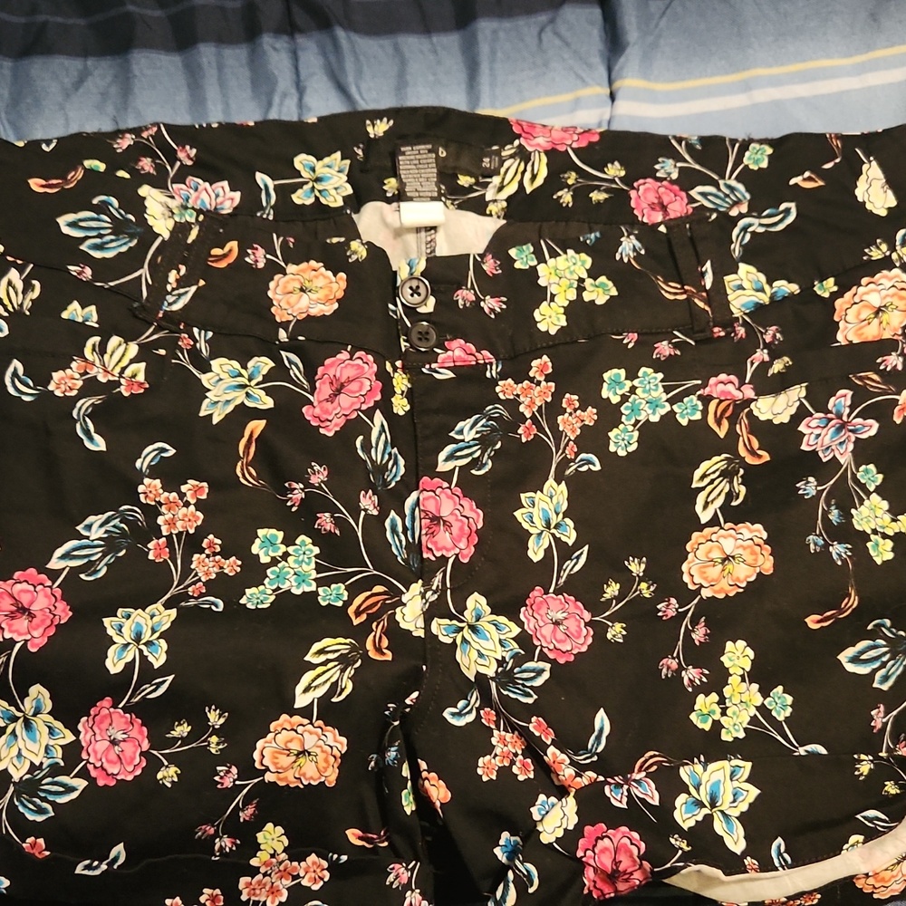 Shorts - Picture 3 of 3